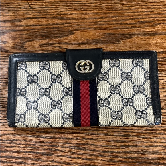 Gucci Handbags - VINTAGE Gucci Beige and Black Women's Wallet